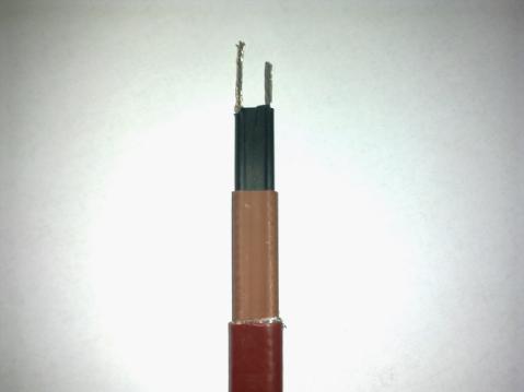 將伴熱帶的外護(hù)套及屏蔽層剝離，剝出母線