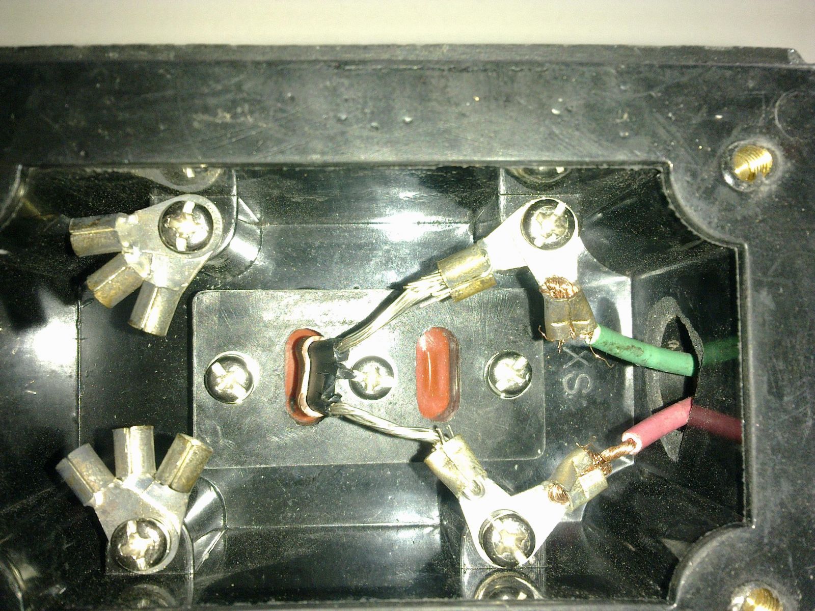 將剝離好的電伴熱帶由電源接線盒下口穿入接線盒累，并將電源線由電源線入口穿入接線盒，固定在接線端子上
